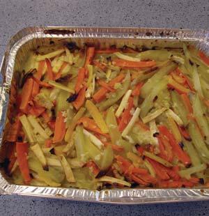 Kasvismakaronilaatikko 2 3 dl makaroneja 2 porkkanaa puolikas kesäkurpitsa 1 keltainen paprika 1 sipuli 2 valkosipulinkynttä oliiviöljyä suolaa pippuria 2 kananmunaa tilliä tai persiljaa tai muita