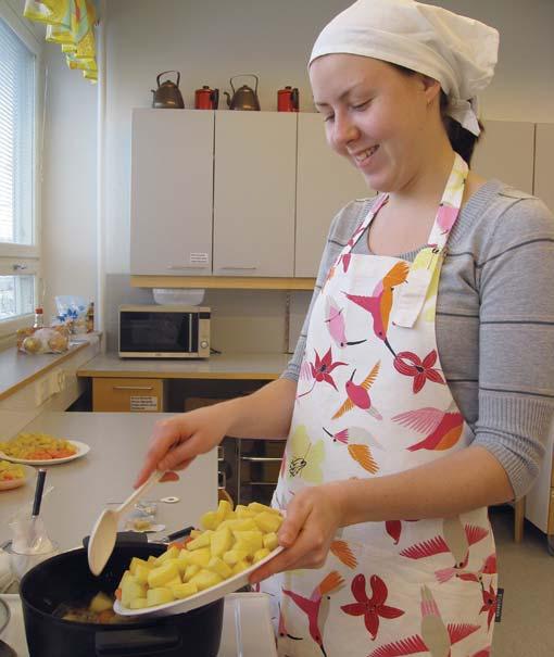 Kuullota silputtu sipuli ja valkosipuli oliiviöljyssä pehmeäksi 4. Lisää joukkoon porkkana. Kuullota hetken aikaa ja lisää loput vihannekset mukaan 5. Uuni noin 200 astetta 6.