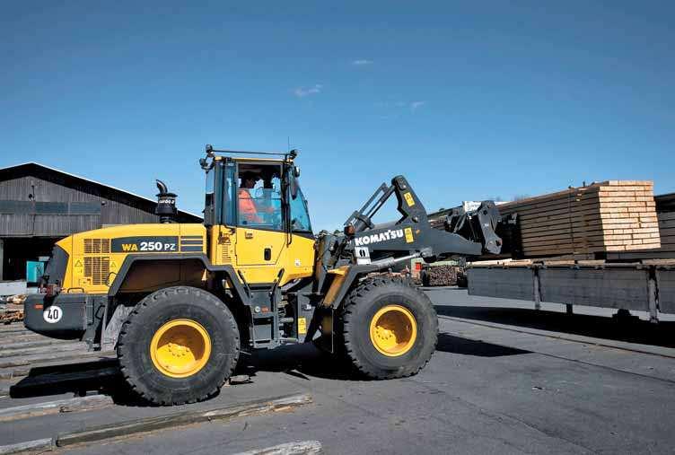 Monikäyttöinen PZ-nostovarsisto Yksi kone moneen käyttötarkoitukseen Yhdensuuntaisnosto kuormalavojen käsittelyyn Uusi Komatsu WA250PZ-6 on