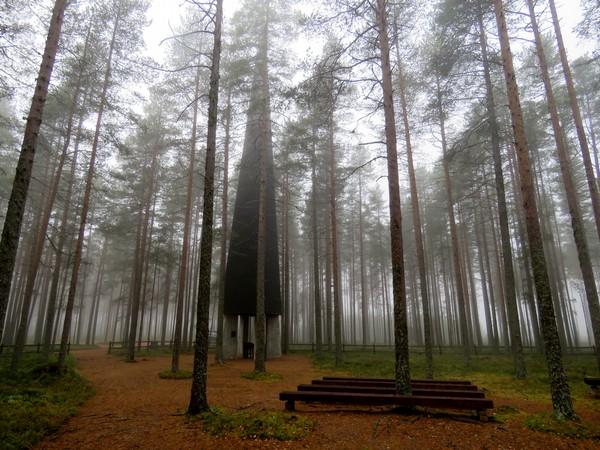 8 Kirkon paikka ja muistomerkki. Kartta sivulla 5.