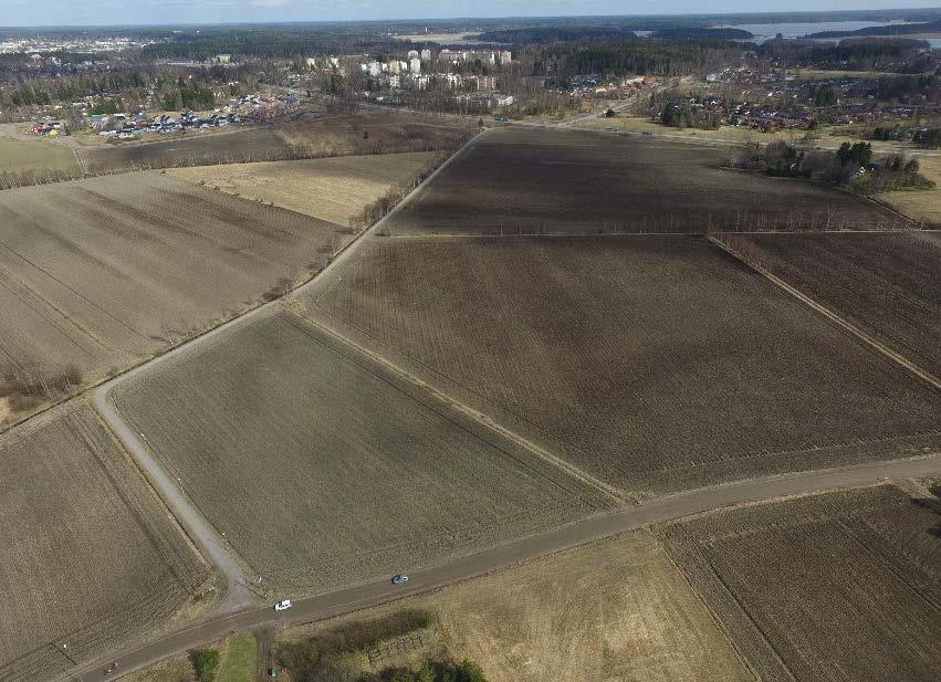 .. Maanomistus ja raennuset Suurin osa suunnittelualueesta on raentamatonta ja aupungin omistusessa. Suunnittelualueen sisällä on ysi maatalousesus iinteistöllä 6-7--9, joa on ysityisessä omistusessa.