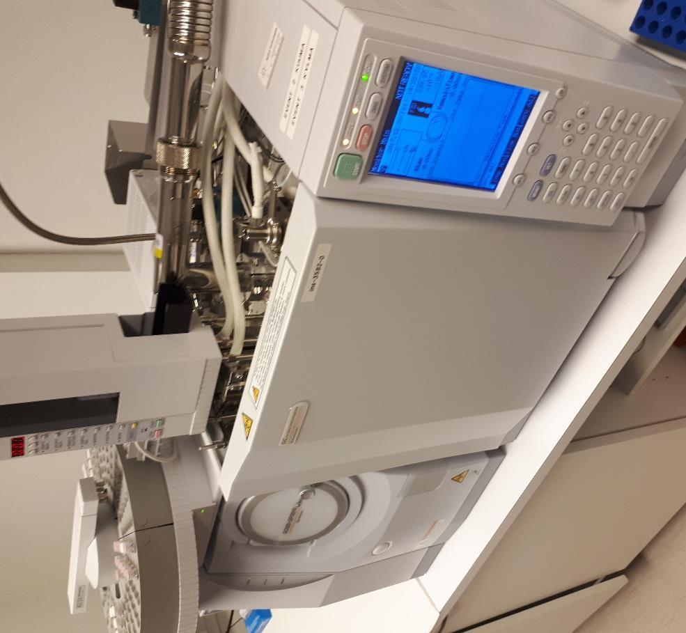 39 Kuva 14. Työssä käytetty kaasukromatografi. Kuvassa vasemmalla on qms ja autosampler. Keskellä uunin päällä sijaitsee injektori, modulointitypen tuontiputki ja FID.