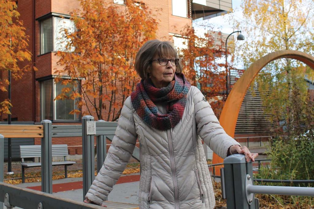 Kuntoutuja Pirkko Hyvärinen (66 v.) TEKSTI JA KUVAT: SANNA PAAKKI Voimme itse vaikuttaa omaan oloomme Pikkuhuopalahtelaisen kerrostaloasunnon oven avaa energinen ja tyyli käs nainen.