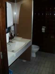 Wc-tilat eivät sovellu liikuntarajoitteisen käytettäväksi. KUVA 6.