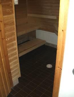 A-osastolla on kaksi inva-wc:tä, sekä kaksi normaalia wc-tilaa, joiden valaistusvoimakkuus on 25 luksia Ensimmäisen inva-wc:n oven leveys on 900 mm, ovessa ei ole