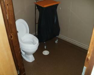 Bidé-suihkuun on matkaa istuimelta 560 mm, suihku ei ole automaattinen. Pyörähdystilaa ei ole riittävästi. Inva-wc:n käsijohteet on hyvä erottua kontrastillaan taustasta. Käsidesin korkeus 1270 mm.