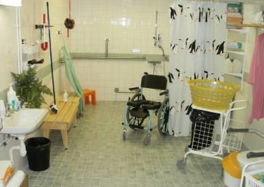 104 KUVA 12. A-osaston kylpyhuone 16.3.4 Osaston B hygieniatilat B-osastolla wc-tilojen esimerkkeinä on käytetty huoneiden 3 ja 11 wc-tiloja.