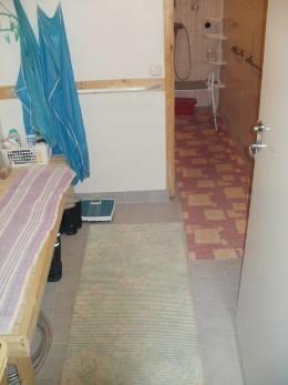 Wcistuimen edessä on tilaa 520 mm, lavuaarin korkeus 790 mm.