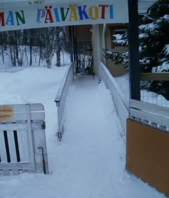 115 19 ASEMAN PÄIVÄKOTI 19.1 Piha-alue ja sisäänkäynnit Pääovelle johtaa 6000 mm pituinen luiska, jonka leveys on kapeimmasta kohdasta 930 mm.
