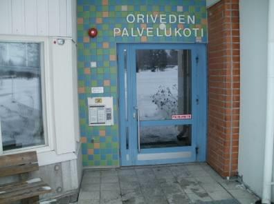 Oveen voisi lisätä yhden kontrastiraidan 1400 1600 mm korkeudelle.
