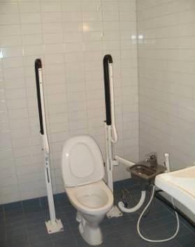 126 20.3 Hygieniatilat 20.3.1 Yleisö inva-wc:t Miesten inva-wc:n istuimen vasemmalla puolella on tilaa 990 mm.