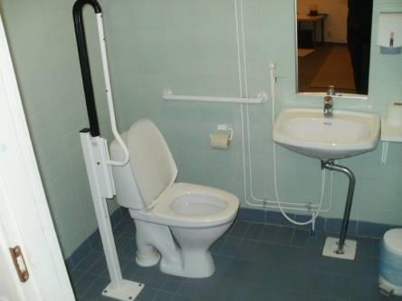 128 Ensimmäisen pukuhuoneen wc-istuimen oikealla puolella on tilaa 810 mm, vasemmalla puolella ei ole tilaa siirtymiseen, istuimen edessä on tilaa 980 mm. Lavuaarin korkeus on 810 mm.