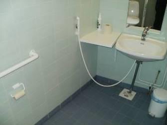 129 KUVA 22. Pukuhuoneen 1 wc. KUVA 23. Pukuhuoneen 1 wc. Suihkutilan oven leveys on riittävä, 870 mm.
