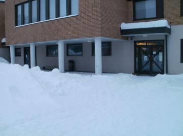 Seurakuntatalon alakerran sisäänkäynneille johtava pyörätie Alakerrassa on kerhotilojen, sekä