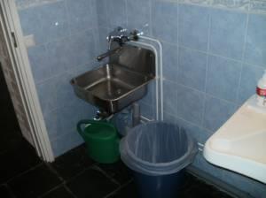 Peilin korkeus 1200 mm, wc-istuimen korkeus 470 mm, istuimen vasemmalla puolella tilaa 660 mm, oikealla 550 mm (suositus 800