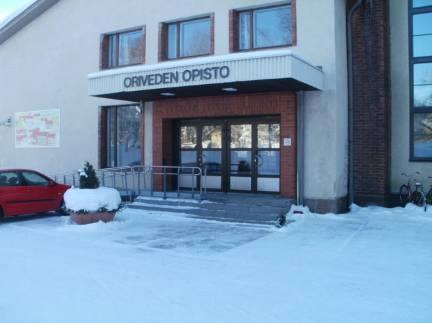 Kuvaan on merkattu punaisella ympyrällä rakennuksen kohdat, joissa liikkuminen apuvälineen kanssa on osittain mahdollista. Kuva 1.