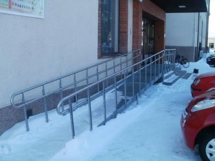 päälle. B-siiven kirjastoon pääsee rakennuksen takaa, ulkokautta kiertämällä.