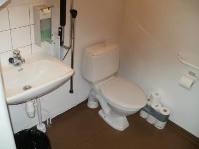 154 23.4 Hygieniatilat Inva-wc:n ovesta puuttuu lankavedin, oven kynnys 35 mm. Wc-tilassa ei ole riittävästi pyörähtämistilaa pyörätuolille.
