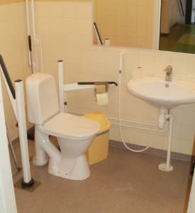 173 25.3 Hygieniatilat 25.3.1 B-rakennus B-rakennuksen inva-wc toimii osittain varastona, mikä vähentää wc:n liikkumistilaa (kuva 17).