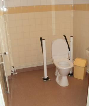174 Toisen kerroksen inva-wc jää sijaintinsa puolesta hyödyttömäksi, sillä pääsy toiseen kerrokseen on esteellinen (kuva 19).