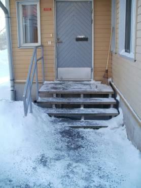 johtavalle ovelle, joka sijaitsee maan tasolla (kuva 6). KUVA 5.