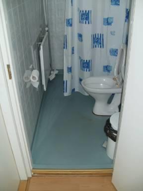 Henkilökunnan wc. Kuntoutuskodissa ei ole liikuntarajoitteiselle soveltuvia wc/peseytymistiloja.