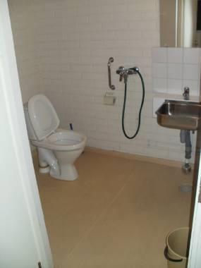 182 Ryhmätyötila 2:n inva-wc:n oven leveys on 800 mm (kuva 19). Ovessa oleva lankavedin tulisi olla saranapuolella, jotta pyörätuolin käyttäjä pystyisi sulkemaan oven.