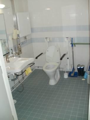 Kuivausteline voi aiheuttaa vaaratilanteita Rakennuksessa olevan saunatilan yhteydessä on inva-wc (kuva 10).