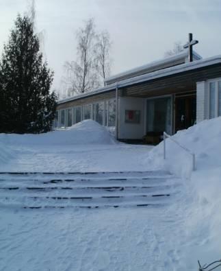 194 29 ERÄJÄRVEN SEURAKUNTALO 29.1 Piha-alue ja sisäänkäynnit Seurakuntatalon pääsisäänkäynnille johtavat portaissa ei ole luiskaa (kuva 1).