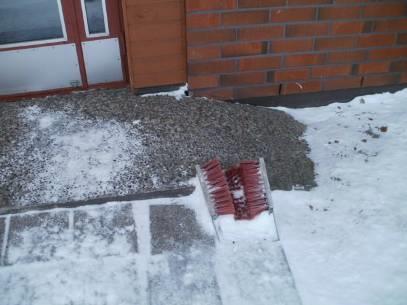 Tasanteen syvyys on ainoastaan 950 mm, mikä vaikeuttaa oven avaamista pyörätuolin, tai muun apuvälineen kanssa. Kuva 1.