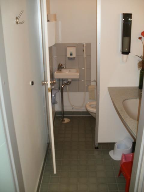 Aulassa sijaitsevat normaalit wc-tilat,