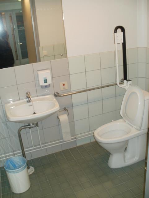 Tilaa ei ole riittävästi helppoon liikkumiseen. Wc:ssä ei ole alapesusuihkua.