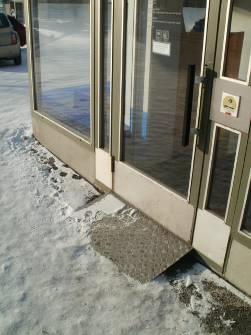 218 Maksuautomaatille johtavan oven luiska on hankalakulkuinen liikuntarajoitteiselle korkean kaltevuuden vuoksi (Kuva 3).