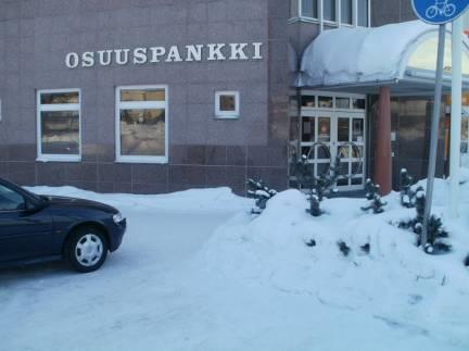 220 37 OSUUSPANKKI ORIVESI 37.1 Piha-alue ja sisäänkäynti Sisäänkäynnin läheisyydessä ei ole merkittyä invapysäköintipaikkaa.