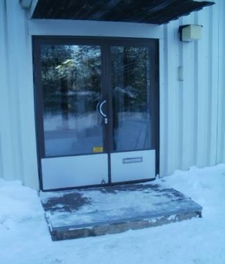 Sisäänkäynnille on tasaisempi kulkuväylä pysäköintipaikan sivulta. Kuva 1.