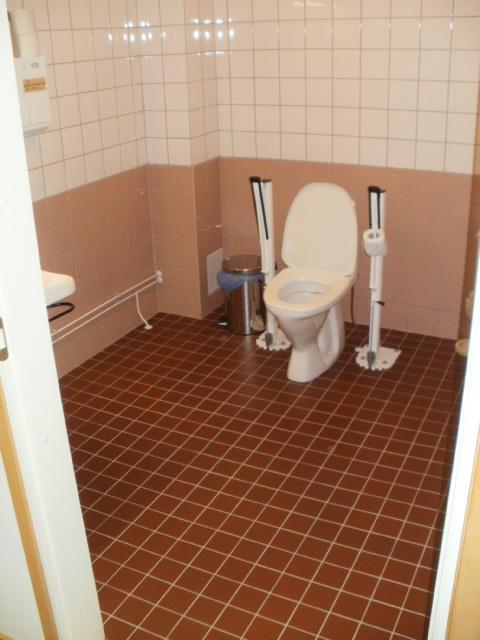 3 Inva wc KELAN:n henkilökunnan toimistotiloissa on inva-wc, jonne asiakkaat voidaan ohjata tarpeen