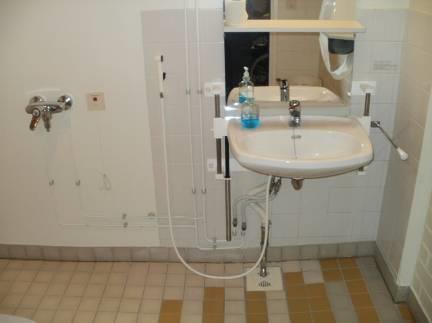 38 4.3 Aulan inva-wc Inva-wc:n mitoitus mahdollistaa avustajan sijoittumisen pöntön molemmin puolin, sekä taakse, oikealla tilaa on 810 mm, vasemmalla 530 mm (suositus 800 mm), takana 380 mm.