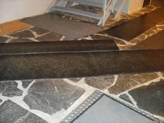 Jäähallin katsomoon johtavat portaat (kuva 4), joiden leveys on 1500 mm, askelman nousu 195 mm ja etenemä 230 mm (suositus: nousu 120-150mm ja etenemä 390mm).