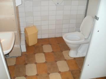 4 Hygieniatilat Ensimmäisessä kerroksessa ja kahviossa sijaitsevat yleisövessat. Jäähallissa ei ole invavessaa.