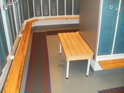 Vaatteidenvaihtopenkin edessä on vähän tilaa pyörätuolilla liikkumiseen (720 mm). Miesten pukuhuoneen hiustenkuivaaja on 1420 mm korkeudella, mihin pyörätuolinkäyttäjä ei ylety (kuva 8).