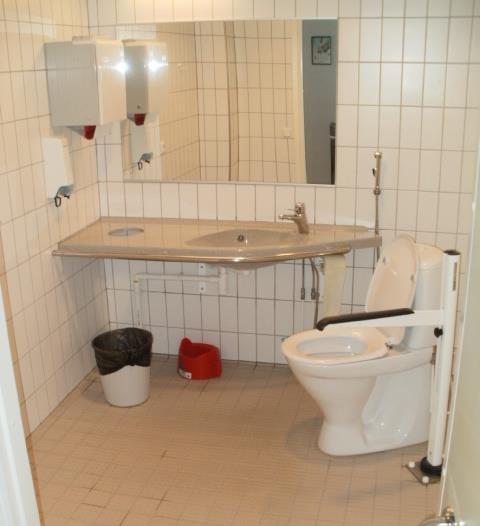 57 6.3.3 Kahvion wc:t Kahvion käytävän päässä sijaitsee naisten (kuva 9) ja miesten (kuva 10) wc:t. Naisten wcistuimen vasemmalla puolella on tilaa pyörätuolille.