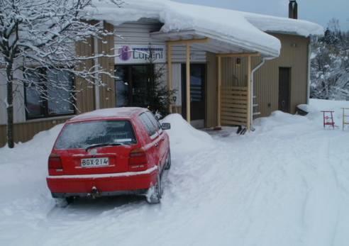 61 7 PÄIVÄTOIMINTAKESKUS LUPIINI 7.1 Piha-alue ja pääsisäänkäynti Päivätoimintakeskuksen ulko-oven läheisyyteen on mahdollista ajaa auto, mutta merkittyä invapaikkaa ei ole (kuva 1).