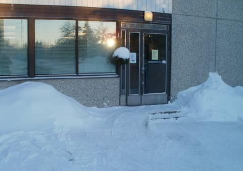 65 8 HAMMASHOITOLA 8.1 Piha-alue ja sisäänkäynti Hammashoitolan sisäänkäynnin läheisyydessä ei ole merkittyä invapaikkaa (kuva 1).