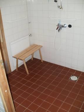 kynnysten poistaminen. Saunan mitoittaminen liikuntarajoitteiselle sopivaksi.