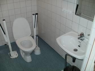 Wc-paperiteline on 500 mm etäisyydellä wc-istuimesta, joten siihen voi olla vaikea ulottua. Wc:ssä ei ole bidé-suihkua. Valaistusvoimakkuus on 106 lx. (suositus 300 lx.).