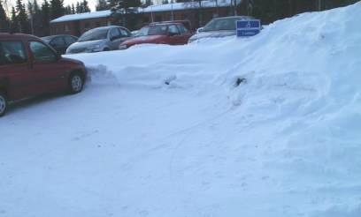 84 13 TERVEYSKESKUS 13.1 Piha-alueet ja pääsisäänkäynti Terveyskeskuksen invapysäköintipaikat eivät sijaitse sisäänkäynnin välittömässä läheisyydessä.