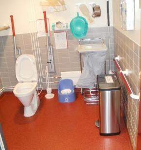 Wc-tila on tarkoitukseensa nähden liian pieni mitoitukseltaan, sekä wc:ssä oleva kalustus vähentää liikkumatilaa.