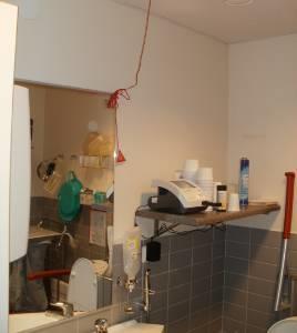 Wc-istuimen oikealla puolella ei ole tilaa siirtymiseen, vasemmalla puolella on tilaa wc-istuimen käsituen ja pyykkikorin välillä 500 mm (suositus 800 mm).