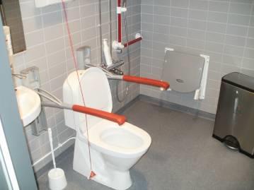 91 (kuva 2). Pyörähtämistilaa ei ole riittävästi, wc-istuimen edessä tilaa 900 mm. Peilin korkeus 1600 mm (suositus 800 900 mm). Käsipaperi 1340 mm korkeudella.