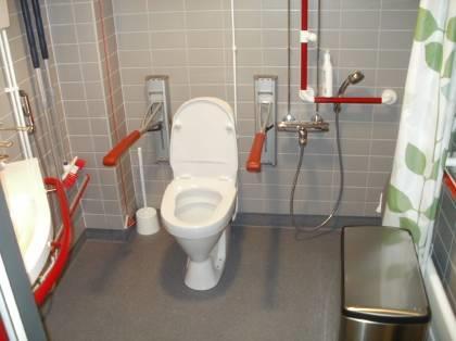 Osaston 1 huone 7:n wc:n istuimen vasemmalla puolella tilaa 610 mm (suositus 800 mm), oikealla puolella ei ole riittävästi tilaa siirtymiseen ja avustamiseen (kuva 3).